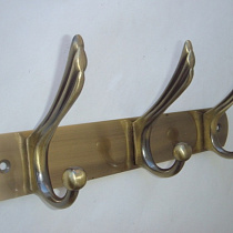 Крючок на планке 4408-6 (2-х рожковый) золото 69296